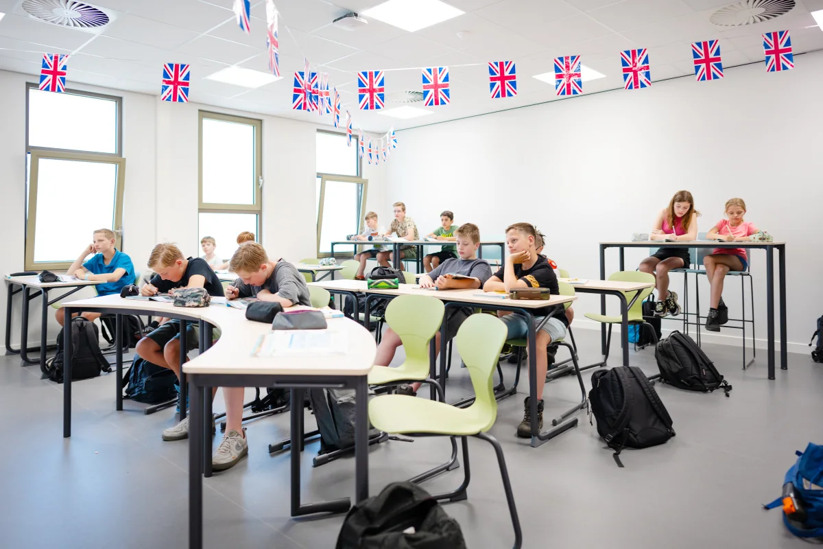 Carousel Table classroom configuration 12