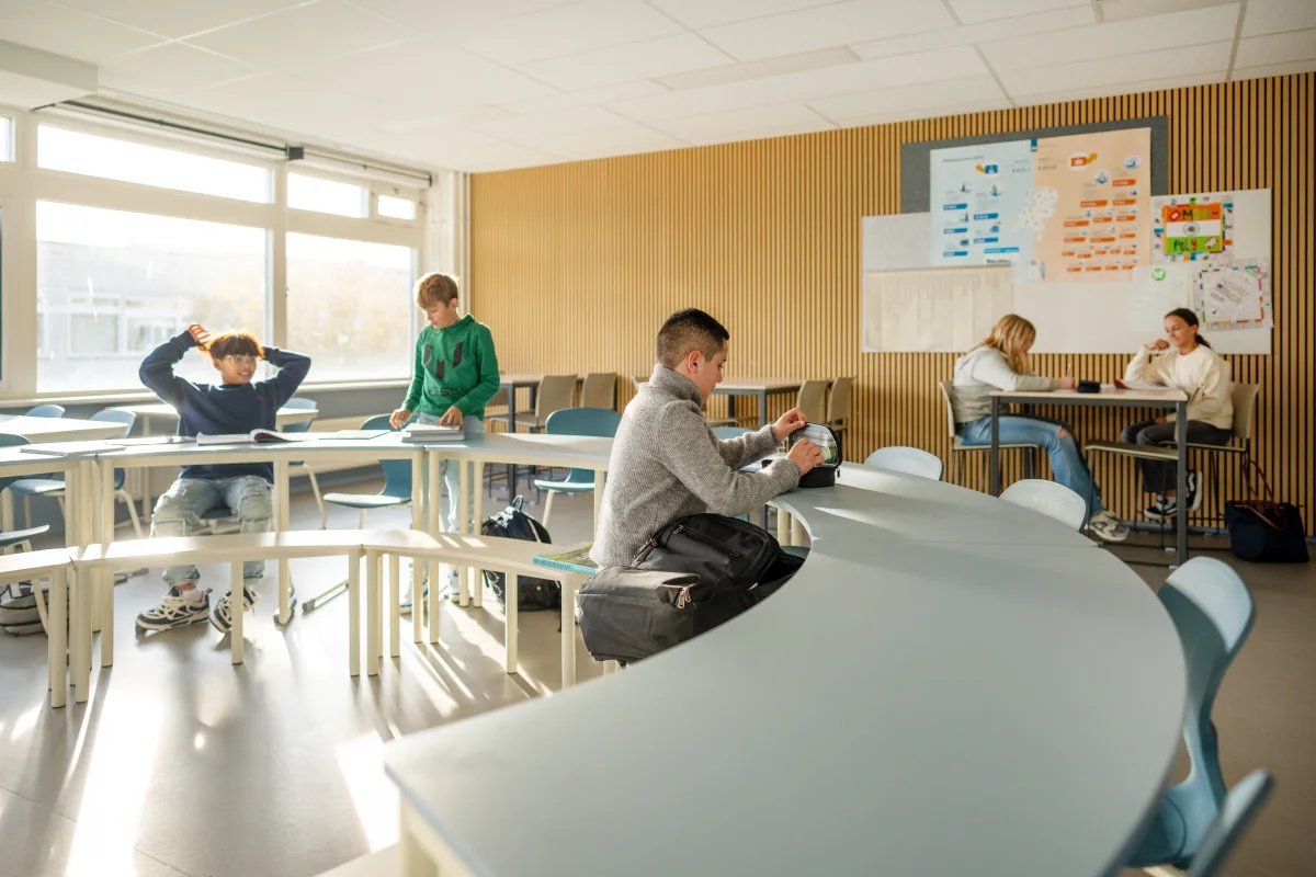 Carousel Table classroom configuration 16