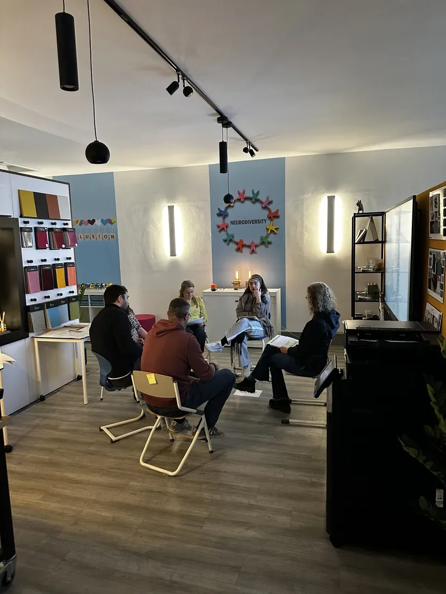 Teaching wall with integrated whiteboard and storage