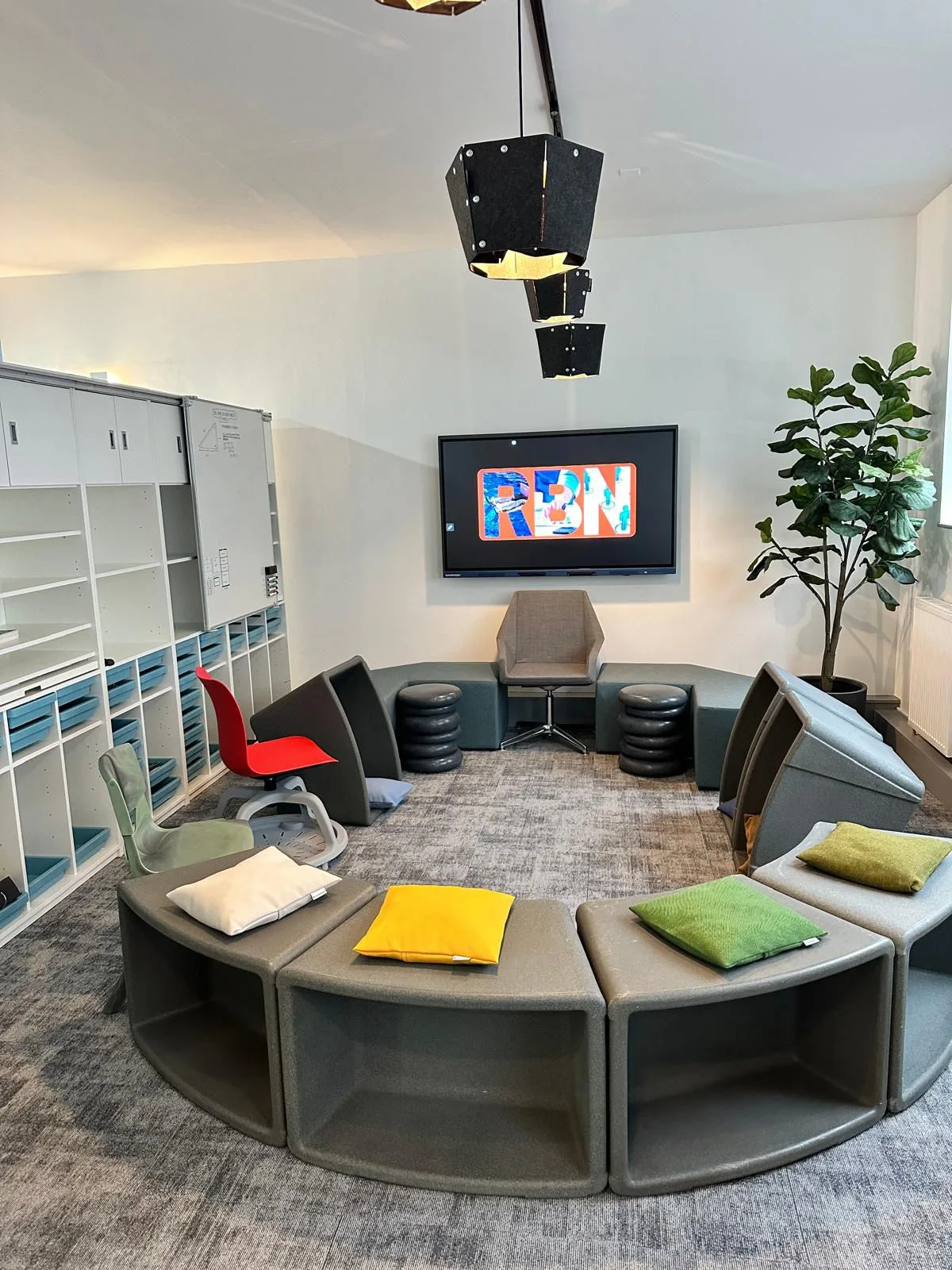 Showroom circular collaborative seating