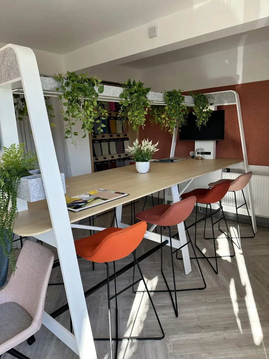 Tiered seating and lecture room furniture
